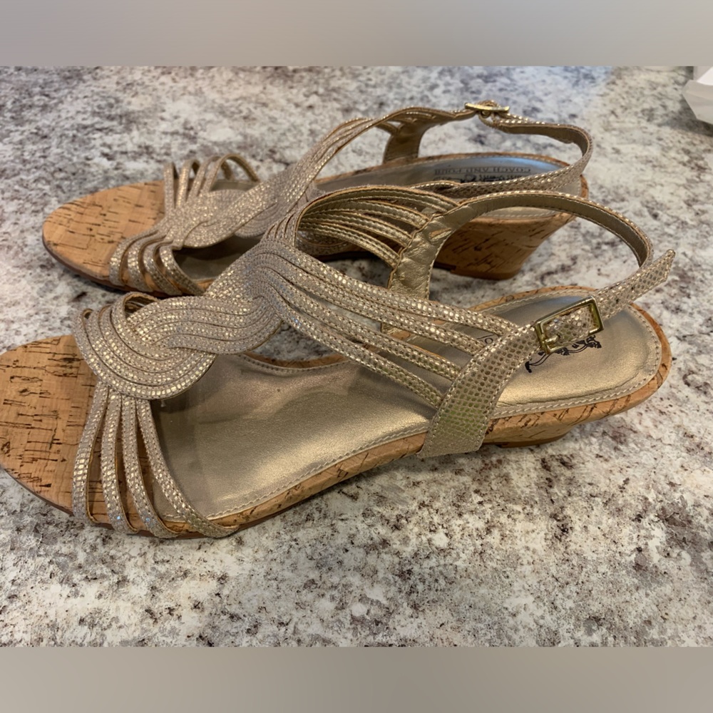 Coach And Four Sandals Low Wedge Cork Heel Open Toe Gold Straps Womens US 9 B182